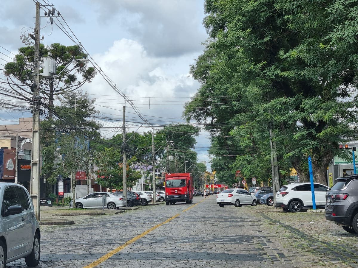 Avenida Manoel Ribas em abril de 2025